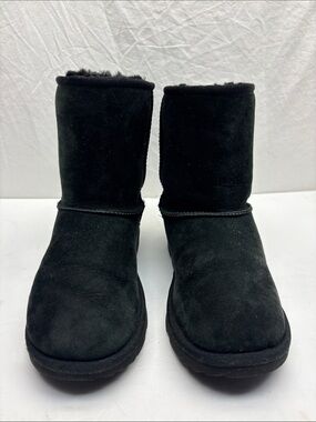 UGG Classic Short Boots, SZ 5 big girl, box 56